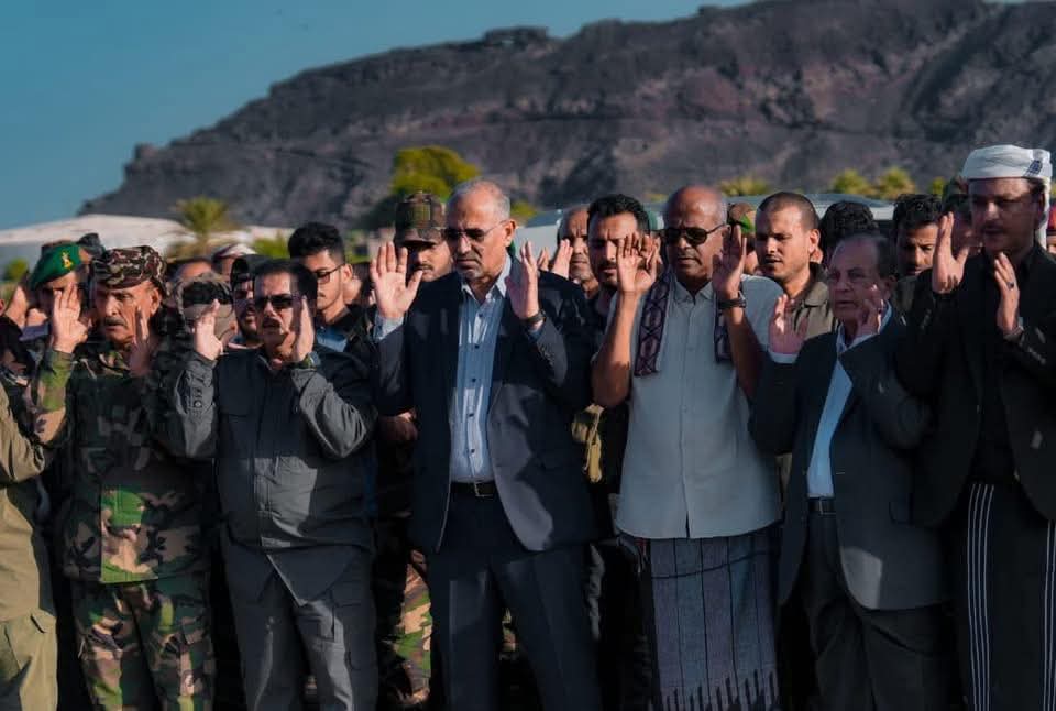 الرئيس الزُبيدي يؤدي صلاة الجنازة ويتقدّم جموع مُشيّعي شهداء عملية “المستقبل الواعد”