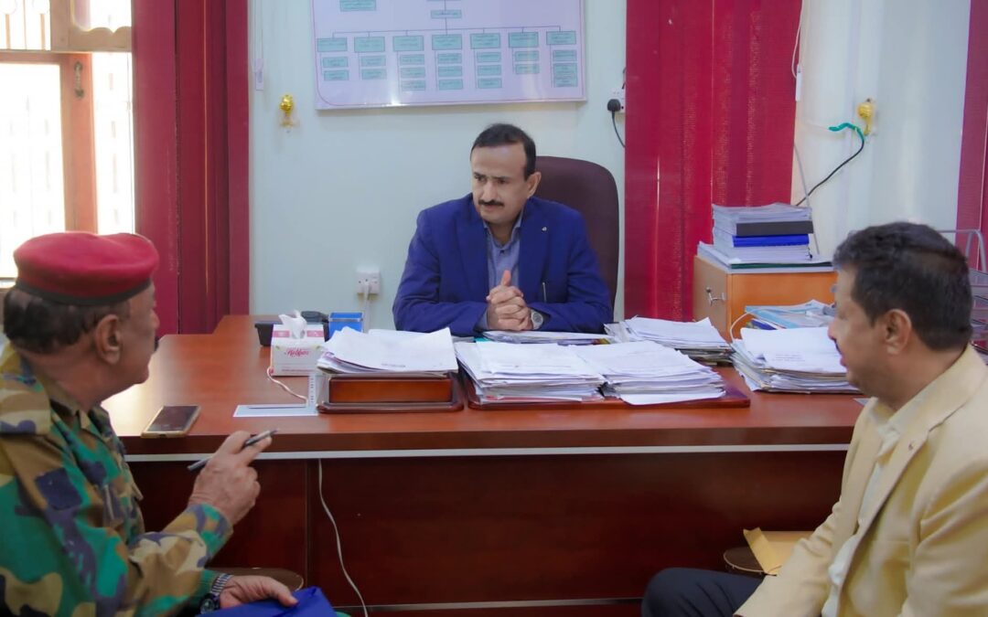 المحافظ بن الوزير يشدد على الجاهزية الأمنية وحماية المؤسسات السيادية في مديرية رضوم