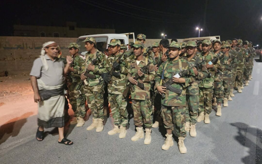 بتوجيهات المحافظ بن الوزير.. كتيبة من اللواء الثامن تصل مدينة عتق للمشاركة في تعزيز الأمن والاستقرار