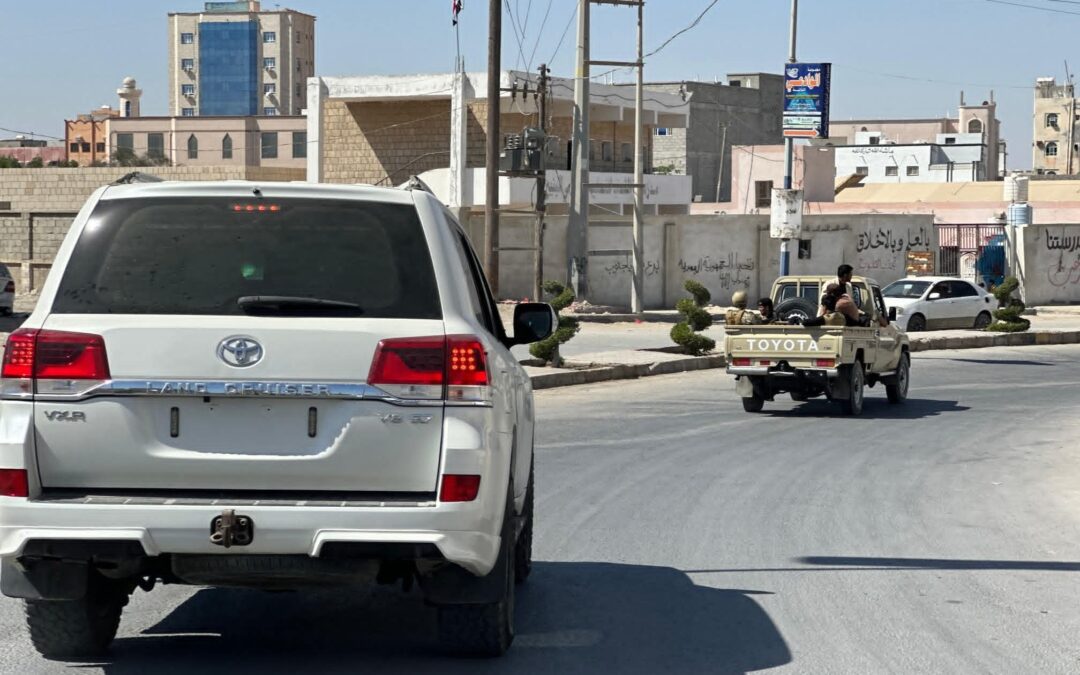 محافظ المهرة يقوم بجولة ميدانية في مدينة الغيضة لمراقبة الوضع الأمني