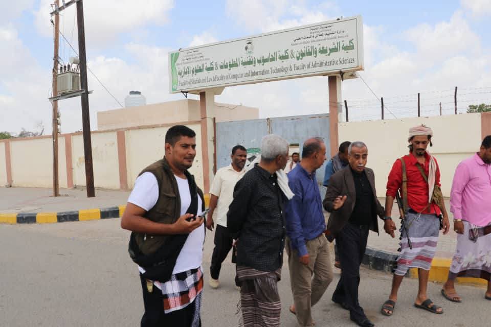 رئيس جامعة أبين يتفقد مرافق الجامعة ويشيد بدور الحراسات الأمنية واللجان المجتمعية