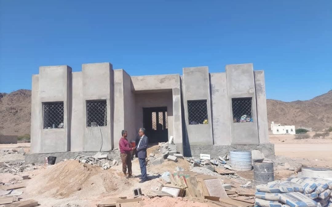 مدير عام عتق يتفقد مشروع الوحدة الصحية بالصدارة ويعلن قرب إنجازه