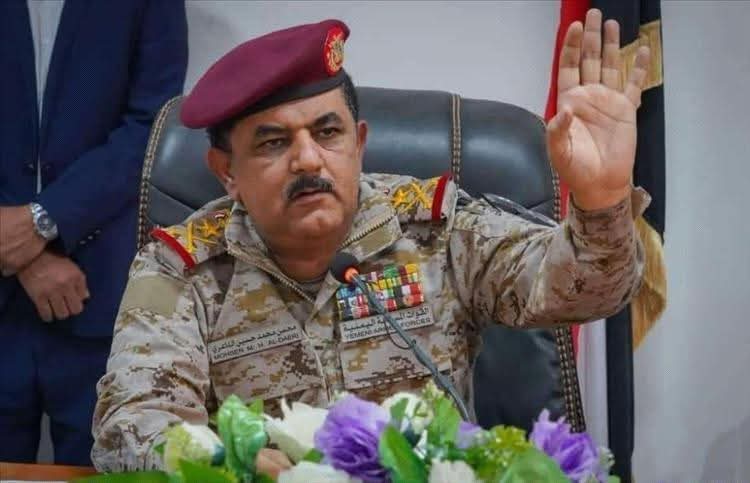 رئيس مجلس القيادة الرئاسي يُعفي وزير الدفاع الفريق محسن الداعري ويُحيله إلى التقاعد