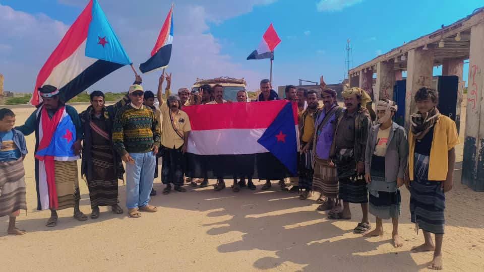 أبين تحتشد رفضًا لفرض الإرادة وتجدد التفويض للرئيس الزُبيدي