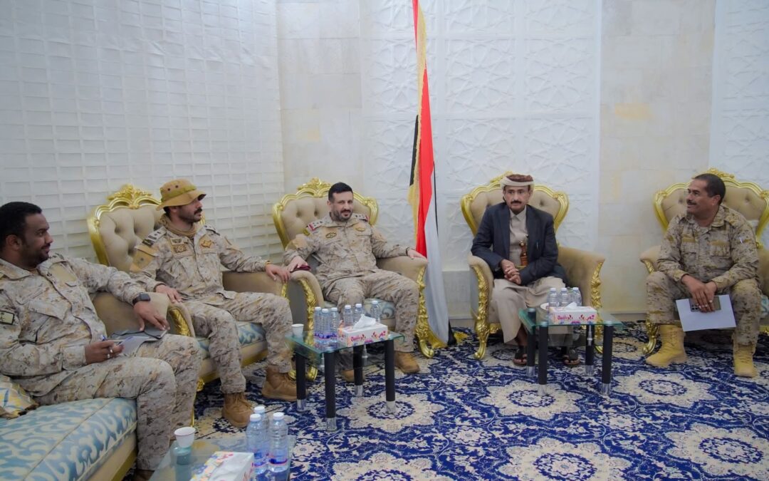 المحافظ بن الوزير يستقبل وفداً عسكرياً سعودياً في مدينة عتق