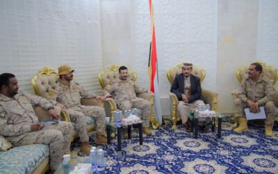 المحافظ بن الوزير يستقبل وفداً عسكرياً سعودياً في مدينة عتق
