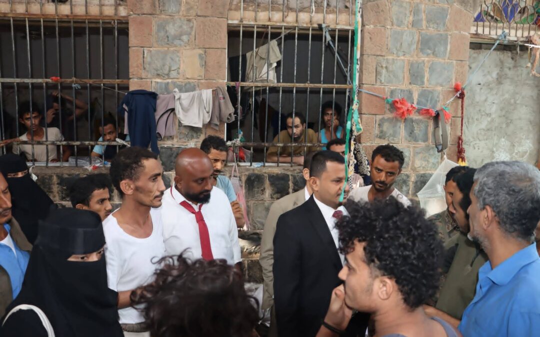 قاضي أحداث الحديدة ينفذ تفتيشا مفاجئا لأقسام الشرطة في المناطق المحررة