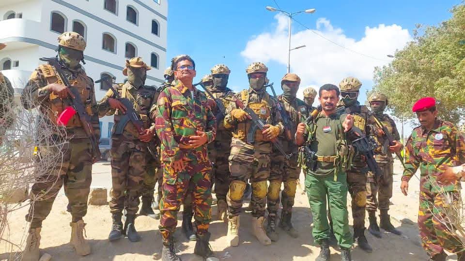 قيادات من الحزام الأمني ومكافحة الإرهاب يتفقدون النقاط الأمنية في أبين للاطلاع على مستوى الجاهزية