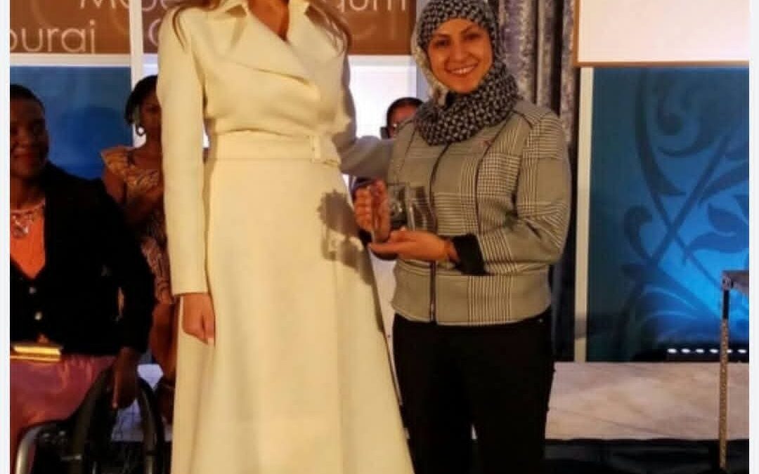 فادية” أول يمنية تدخل البيت الأبيض وتلتقي السيدة الأولى لأمريكا