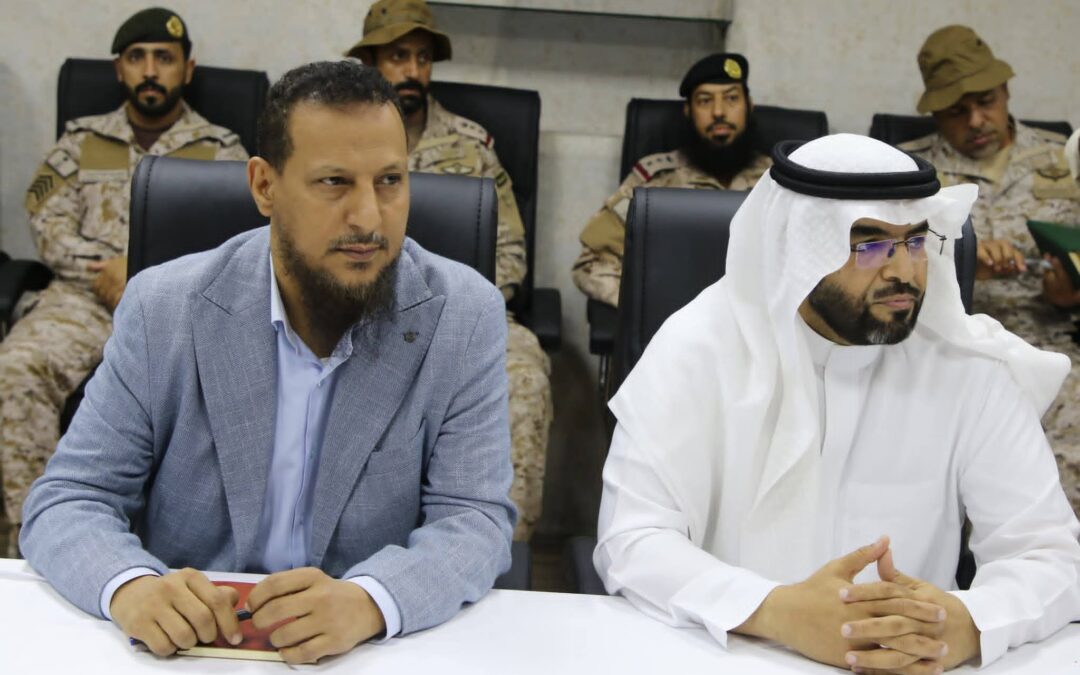 قيادة السلطة المحلية بعدن والتحالف العربي يناقشان إعادة تموضع المعسكرات خارج نطاق العاصمة