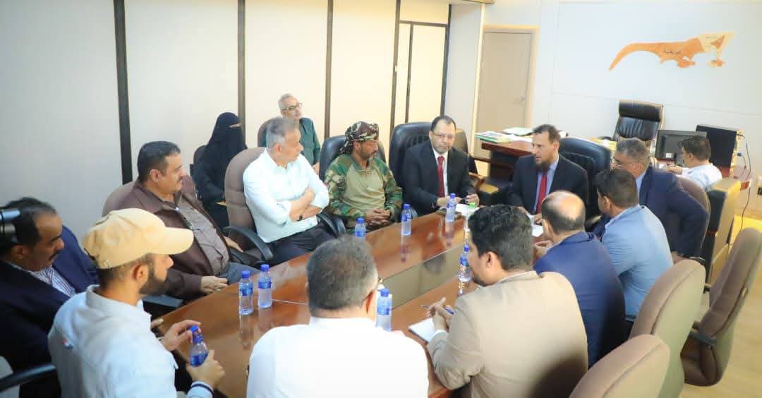 محافظ عدن يؤكد أهمية العمل كمنظومة متكاملة وضرورة التركيز على المشاريع الخدمية