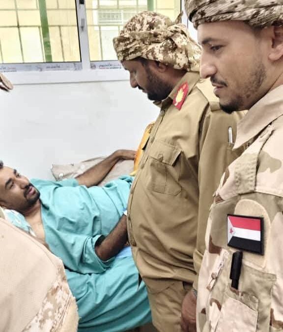 أركان وقيادة ألوية الدعم والإسناد يزورون الجريح العقيد فواز الشبحي رئيس عمليات اللواء الأول دعم وإسناد