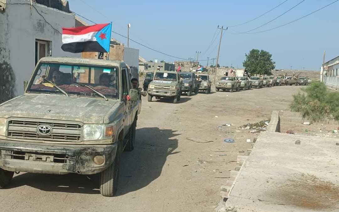 بتوجيهات عضو مجلس القيادة الرئاسي ومحافظ عدن..  قوات العمالقة الجنوبية تسلّم معسكر جبل حديد لقوات أمن المنشآت