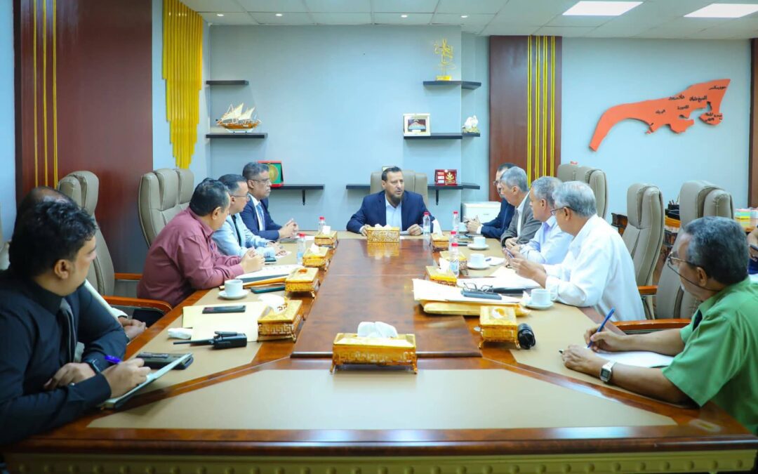 محافظ عدن يناقش تطوير أداء صندوق النظافة ويؤكد أولوية تحسين خدمات الكهرباء