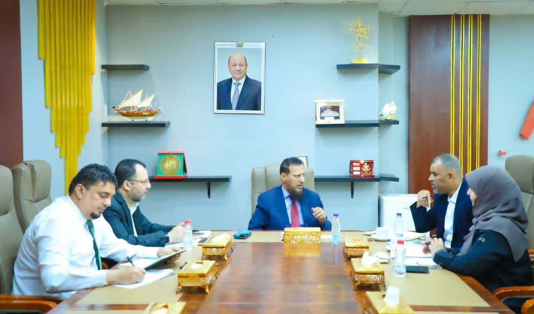 محافظ عدن يؤكد استمرار دعم المعلمين ووضع التعليم على رأس أولويات السلطة المحلية