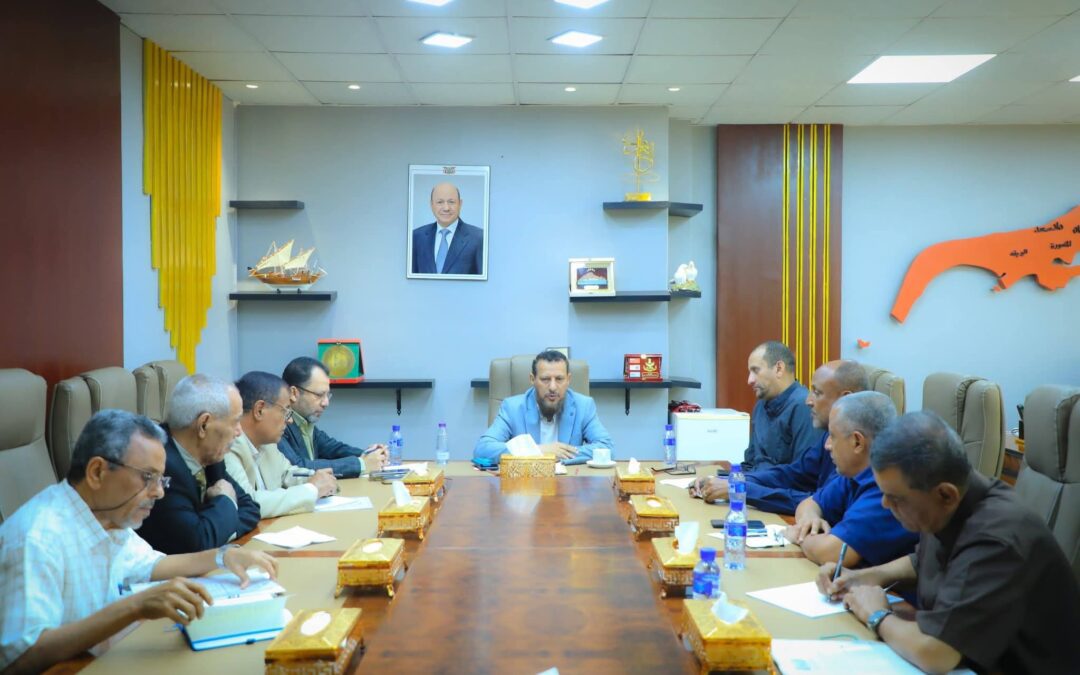 محافظ عدن يشدد على أهمية تحسين الخدمات والتعامل المسؤول مع إشكالية المياه والصرف الصحي