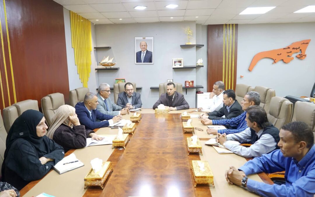 محافظ عدن يقر زيادة حافز المعلمين بمبلغ 10 آلاف ريال ليصبح 60 الف ريال