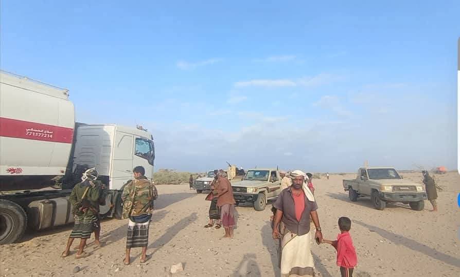 قوات الامن  العام والامن الوطني بمحافظة أبين تشتبك مع خارجين عن النظام والقانون قاموا باحتجاز ناقلات وقود كهرباء العاصمة  عدن