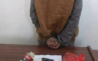 قوات دفاع شبوة تضبط شخص بحوزته كمية متنوعة من المواد المخدرة والمسكرة بأطراف مدينة عتق