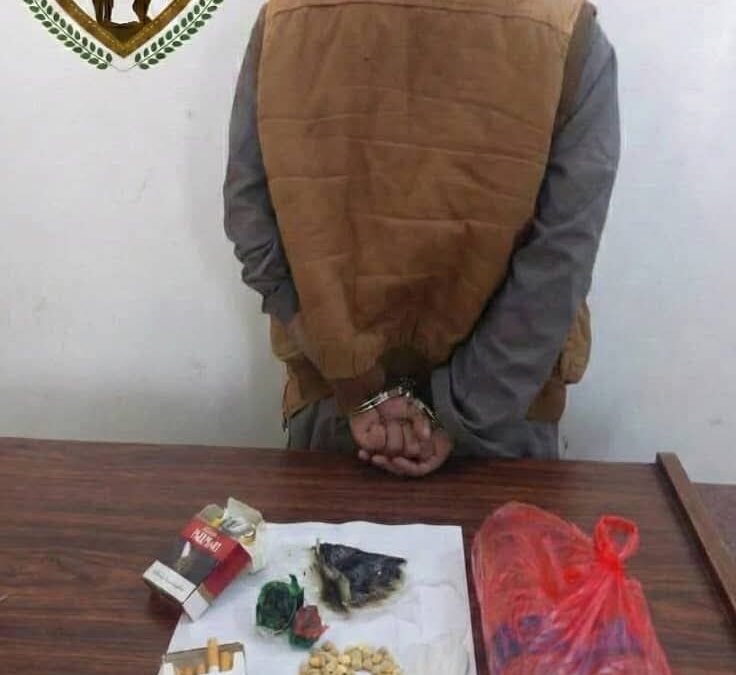 قوات دفاع شبوة تضبط شخص بحوزته كمية متنوعة من المواد المخدرة والمسكرة بأطراف مدينة عتق