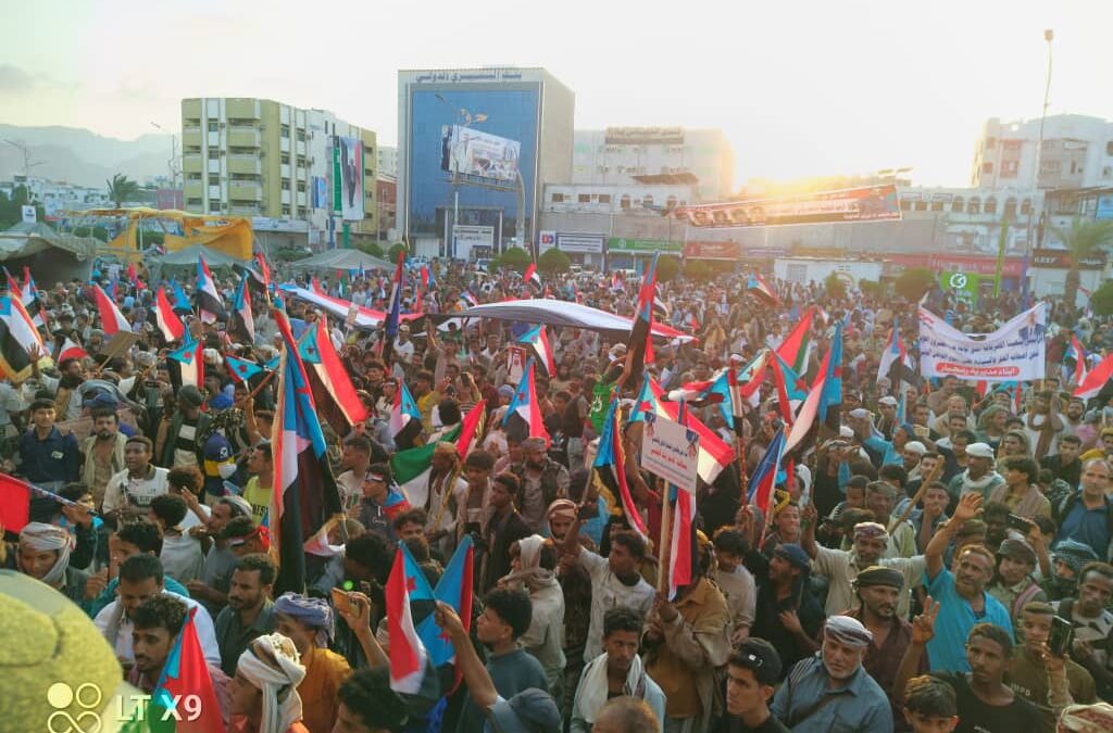 *أبين تزحف إلى عدن: ملحمة جنوبية تجدد العهد وتؤكد الاصطفاف خلف القيادة