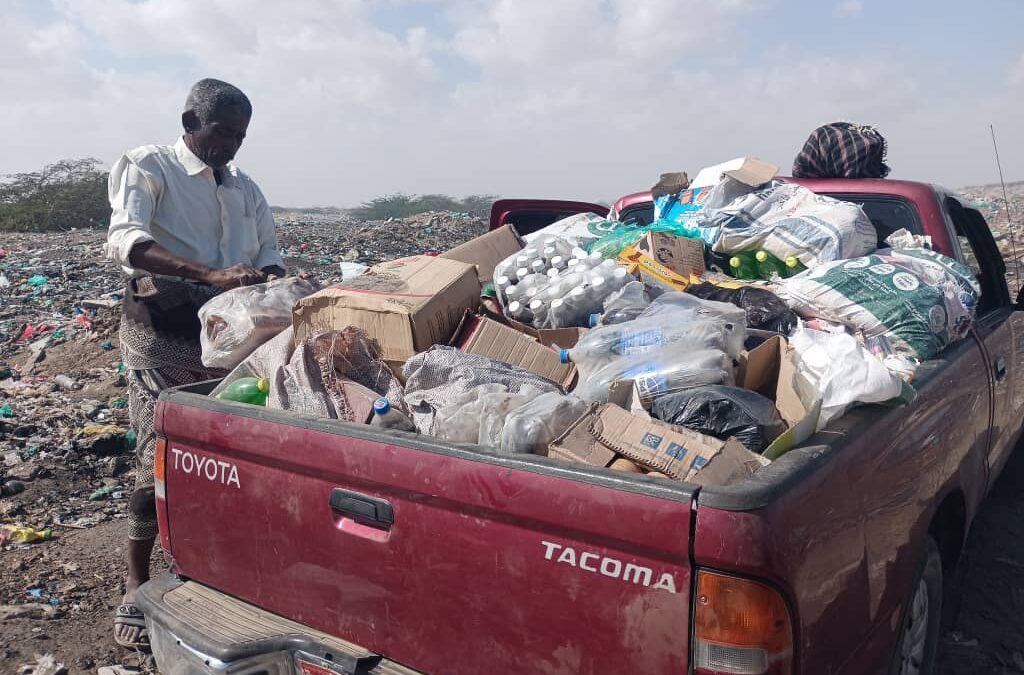 مكتب الأشغال بخنفر يُتلف طنين من المواد المنتهية الصلاحية بمكب نفايات دوفس