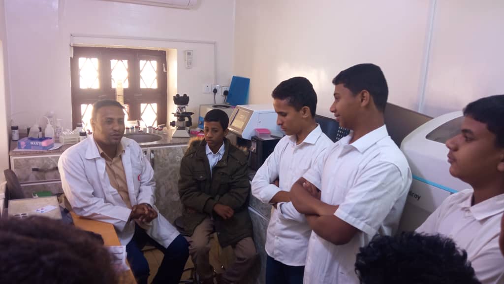 ​طلاب مدرسة عبدالله بن سميط  بشبام في زيارة استطلاعية للمستوصف الصحي