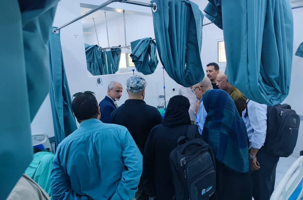 الشبحي  يزور مستشفى عبود العسكري ويتفقد وضع جرحى معركة المستقبل الواعد ورفدهم بالمستلزمات الطبية وسيارة إسعاف اضافيه