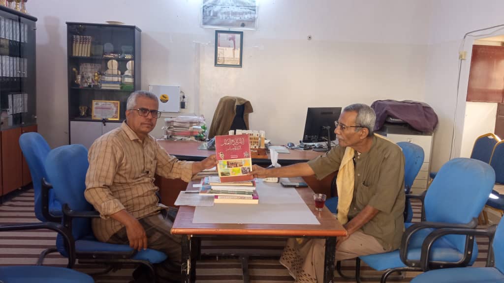 الزميل الكاتب علوي بن سميط يرفد مكتبة مدرسة عبدالله بن سميط بشبام  بمجموعة كتب ثرية