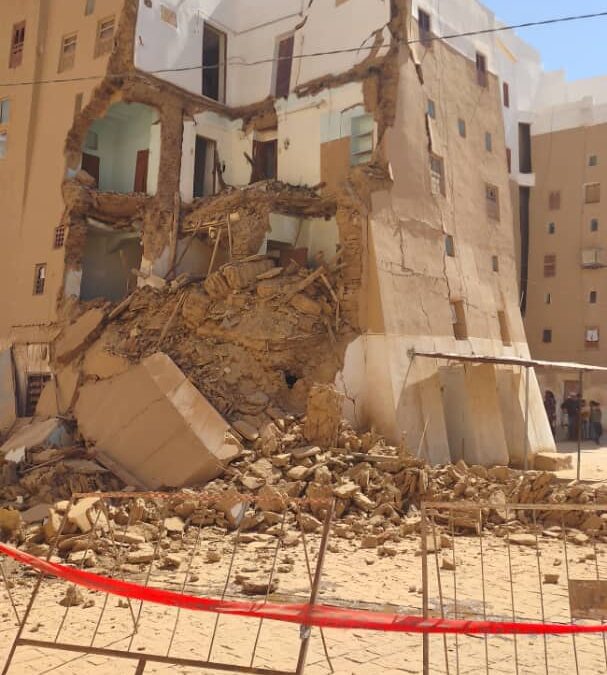 إنهيار أحد مباني شبام التاريخية قبل قليل