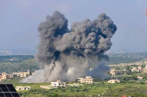 إسرائيل تشن غارات على مواقع حزب الله في لبنان وتحذر السكان من الاقتراب