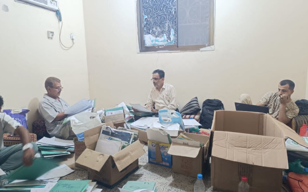 مكتب الشهداء والجرحى بمحافظة أبين يعمل بصمت ويحقق إنجازات بإدراج (420) ملف شهيد رغم شح الإمكانيات