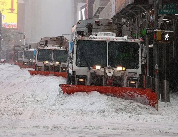 الولايات المتحدة: 14 وفاة وآلاف الرحلات الجوية ملغاة بسبب عاصفة ثلجية شديدة