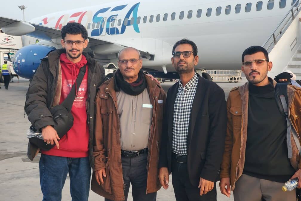 عودة الإعلامي عبدالرقيب السنيدي من القاهرة بعد إجراء عملية جراحية في العمود الفقري