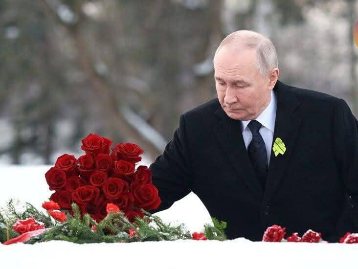 بوتين يزور مقبرة بيسكاريفسكوي ويضع الزهور على قبر أخيه خلال ذكرى فك حصار لينينغراد