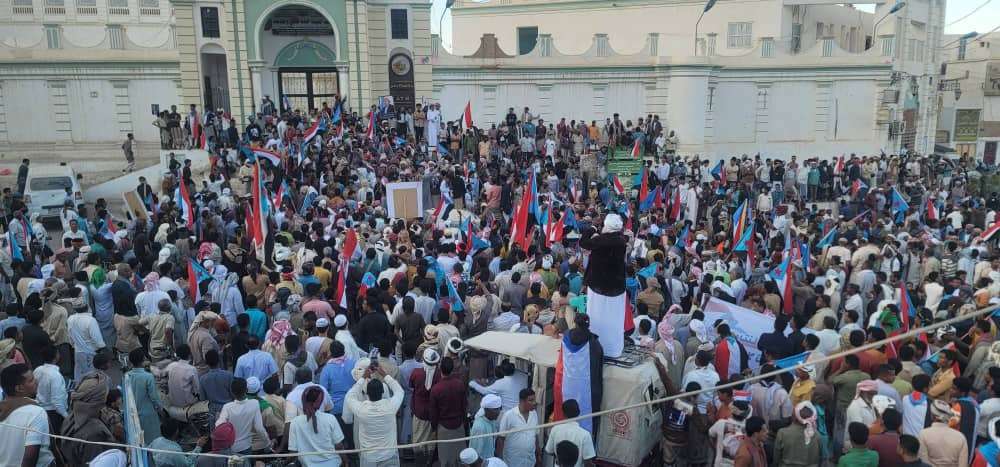 الآلاف من أبناء وادي حضرموت يحتشدون في مسيرة “الثبات والصمود” بسيئون ويجددون التفويض الشعبي للمجلس الانتقالي(بيان)