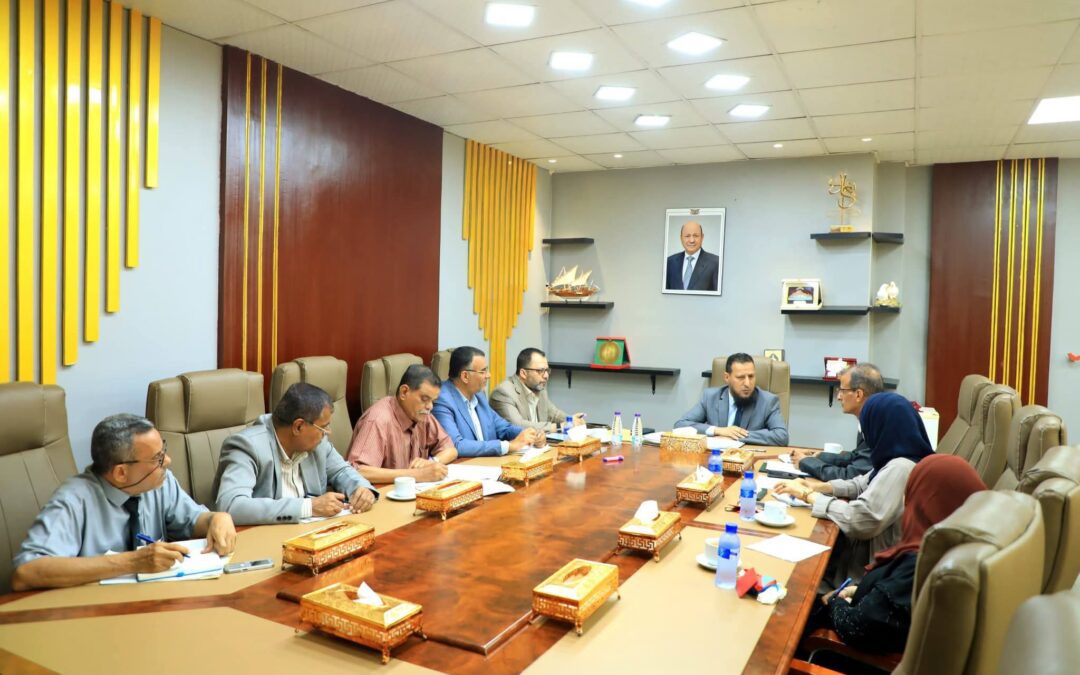 محافظ عدن يؤكد أهمية تفعيل العمل المدني لخدمة المجتمع المحلي