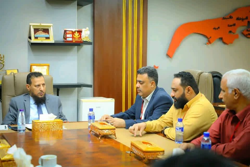محافظ عدن يشدد على ضرورة التعامل بجدية مع إشكاليات الغاز وزيادة حصة المحافظة
