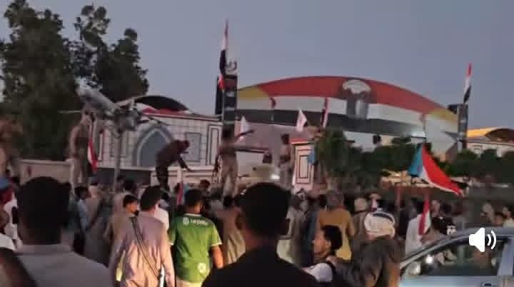 إطلاق نار كثيف قرب مطار سيئون أثناء تفريق متظاهرين رفعوا أعلام الجنوب