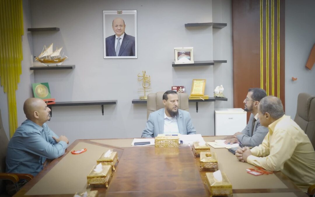 محافظ العاصمة عدن يبحث مع مدير الجهاز المركزي للرقابة والمحاسبة تعزيز الشفافية وتفعيل العمل المؤسسي