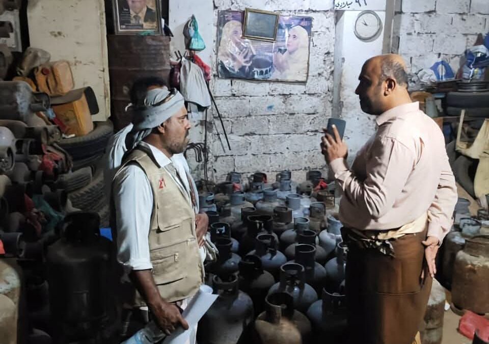 بنزول ميداني مفاجئ.. نائب مدير صناعة عدن يتفقد توزيع الغاز في دار سعد والشيخ عثمان