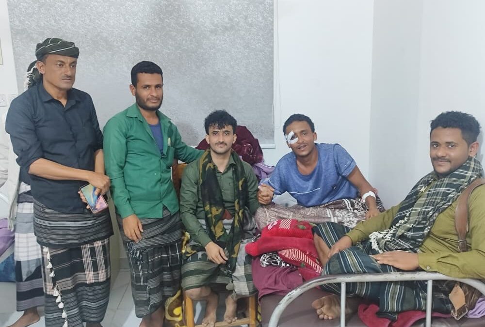 القيادي محمود عادل الحوشبي برفقة الكابتن علي لجعم يطمئنان على صحة اللاعب عبدالرحمن مرعي