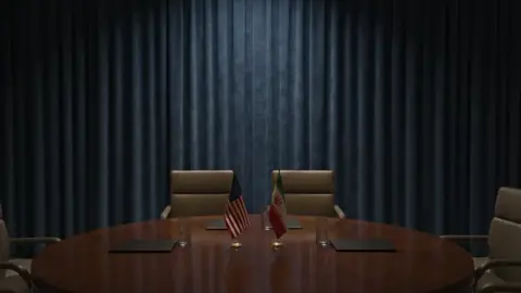 التلفزيون الإيراني يعلق على مفاوضات مسقط