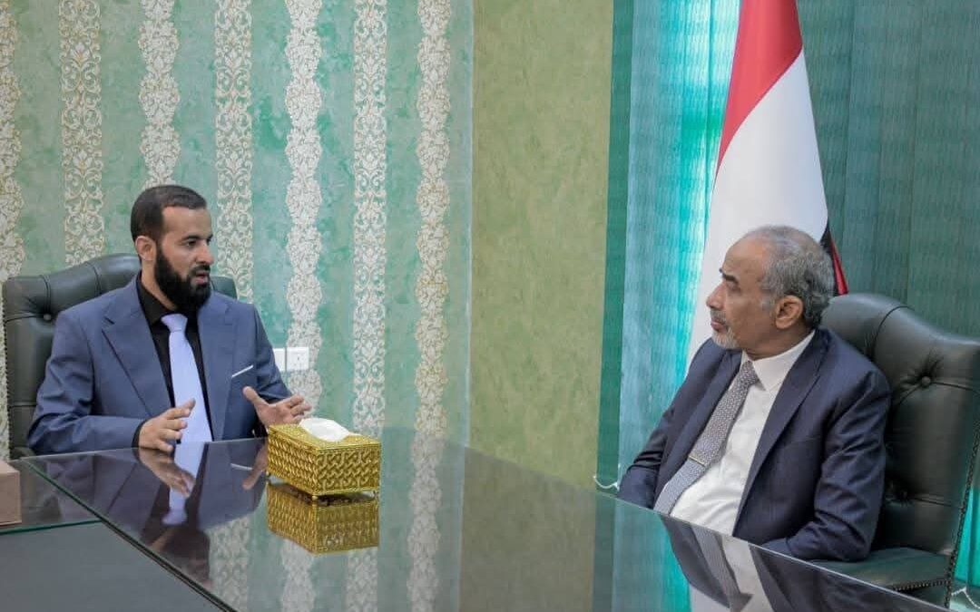 الفريق الصبيحي يشدد على مضاعفة تقديم الخدمات للمواطنين في أبين وترسيخ دعائم الأمن والاستقرار