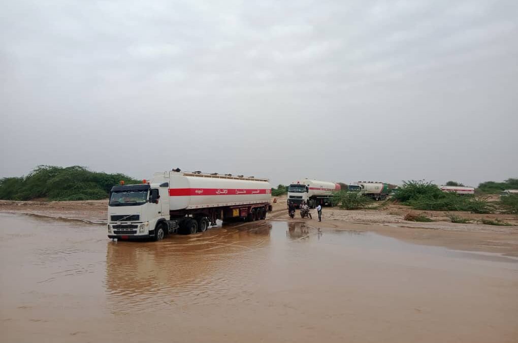 أضرار السيول تغلق الخط الدولي بوادي أحور وتعيق حركة النقل واستغاثة الأهالي بالسلطة في المحافظة