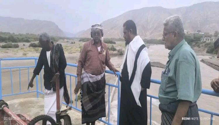 مدير عام مديرية خنفر “اليوسفي” يتفقد تدفق سيول وادي بنا ويضمن وصولها إلى المزارعين