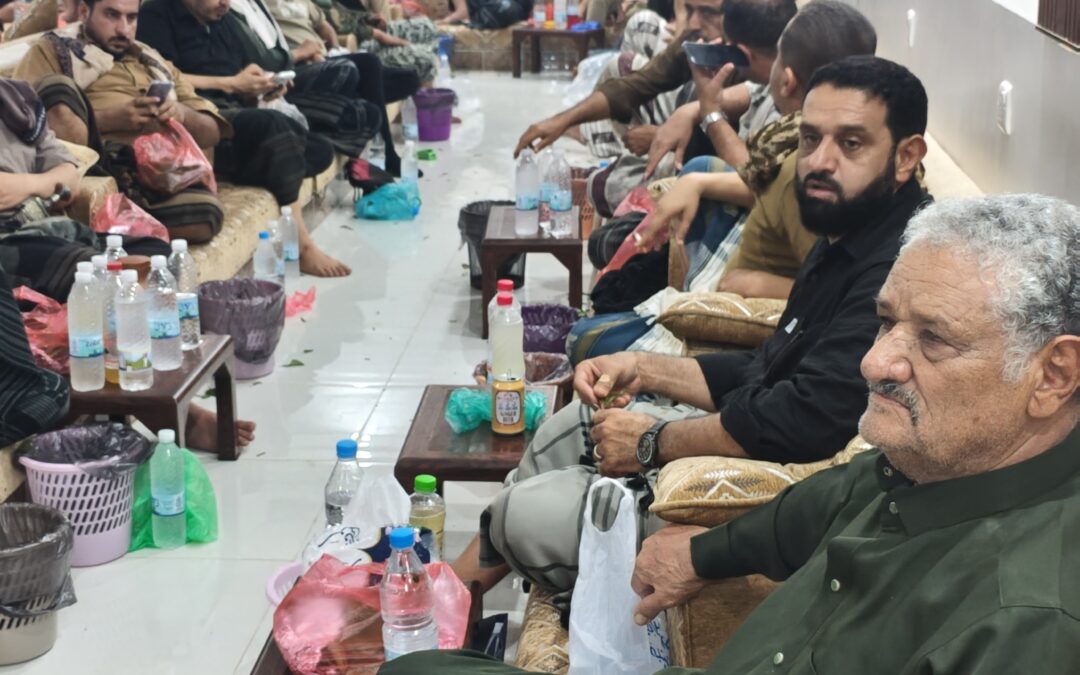 المناضل عوض جحاف وأولاده  يتلقون  التعازي بفقدان ولدهم النقيب ثابت عوض في مدينة عدن