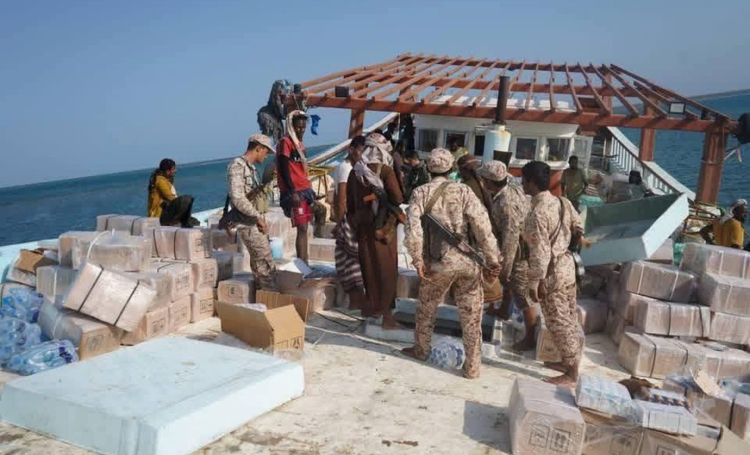 قوات العمالقة الجنوبية تضبط قارب تهريب قادم من ميناء بندر عباس الإيراني