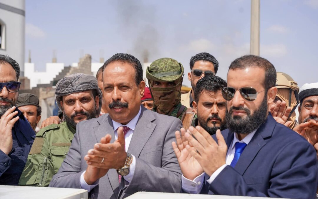 وزير الأشغال ومحافظ أبين يضعان حجر الأساس لمشروع تأهيل وصيانة طريق جعار – باتيس محافظة ابين