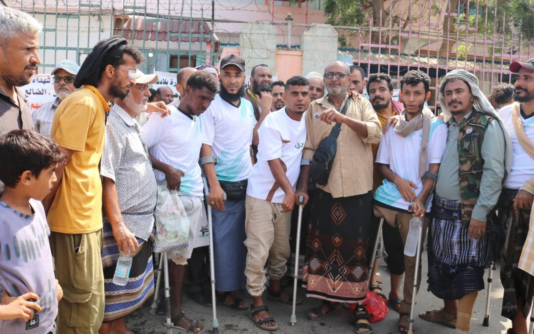 لجنة اعتصام الجرحى وأسر الشهداء تواصل احتجاجها أمام معاشيق بعدن للمطالبة بحقوقها
